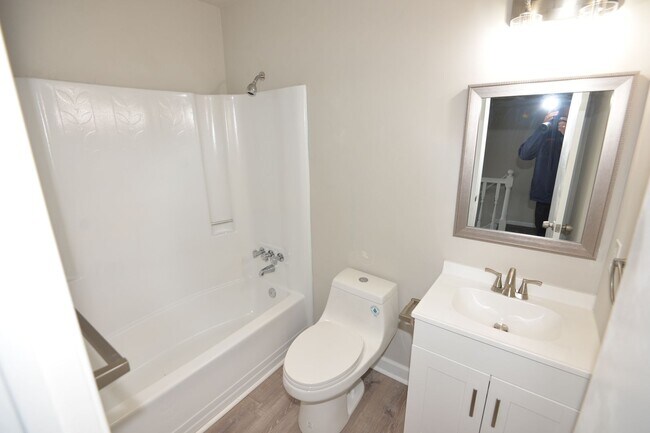 Building Photo - Renovated Townhome for Rent