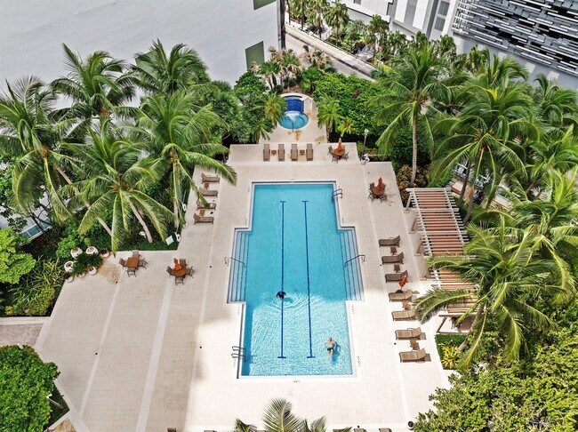 Building Photo - 347 N New River Dr E