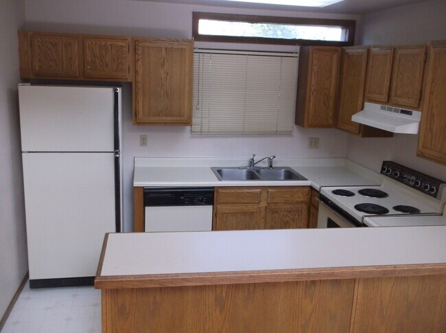 Building Photo - Beautiful Townhome in Colorado Springs