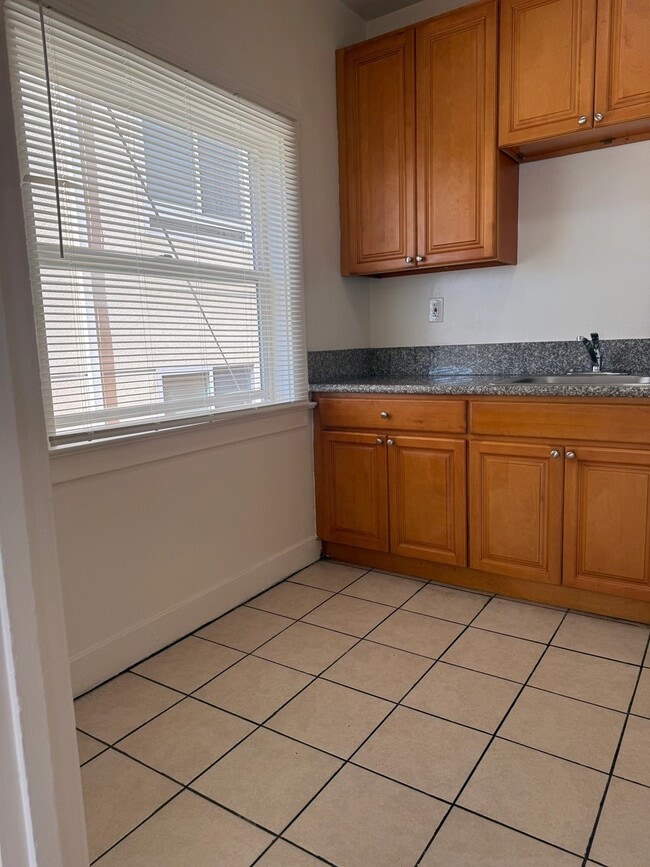Interior Photo - 984 S. Oxford Avenue,