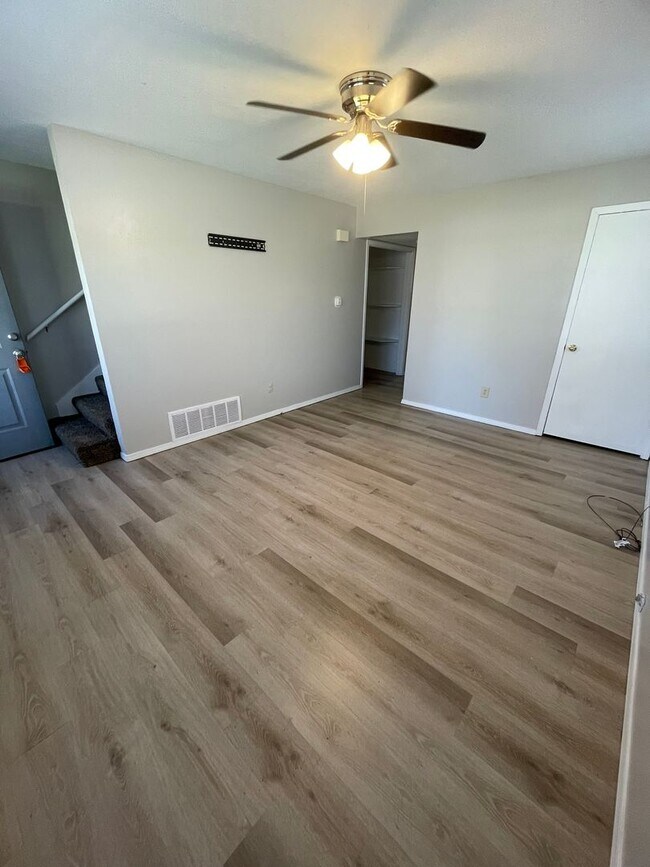 Building Photo - 531-B N Oak Grove Ave