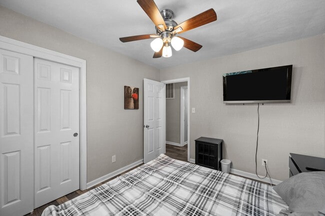 Building Photo - Spacious 4-Bedroom Home with Modern Updates