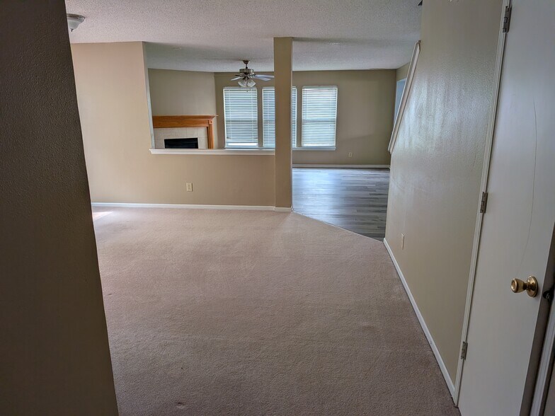 Building Photo - 10418 Memorial Knoll Dr