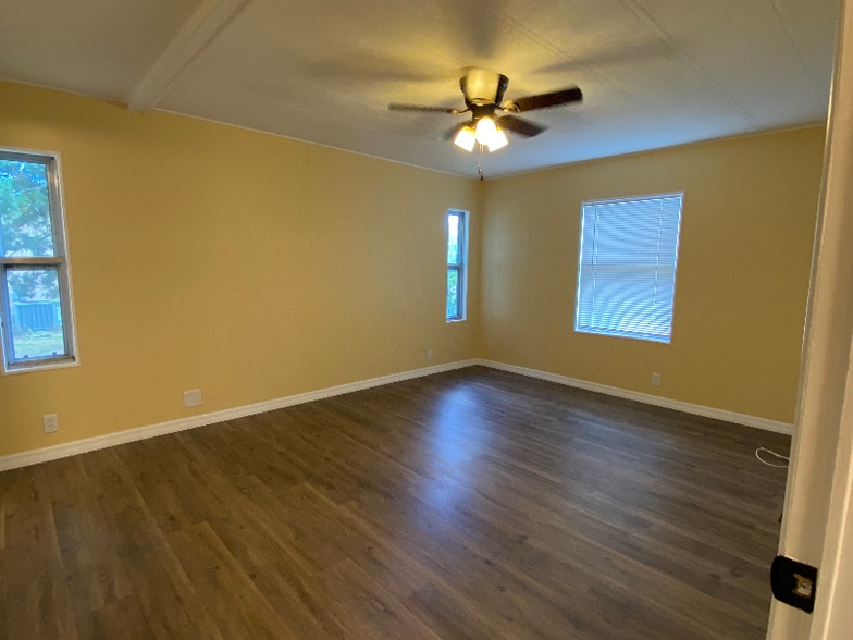 Building Photo - 144 Stuart Cir