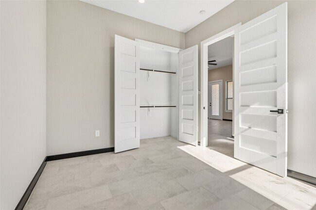 Building Photo - 208 Silverleaf Rd