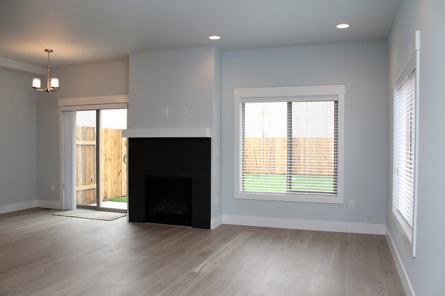 Building Photo - 827 NW Victoria Ave