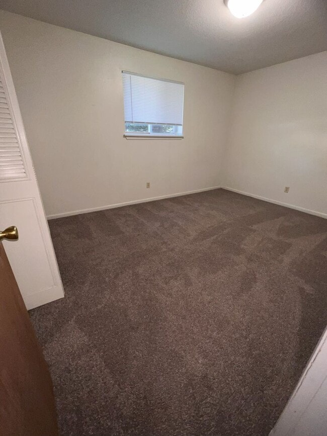 Building Photo - 2 Bedroom 1 Bathroom Garden Apartment Avai...