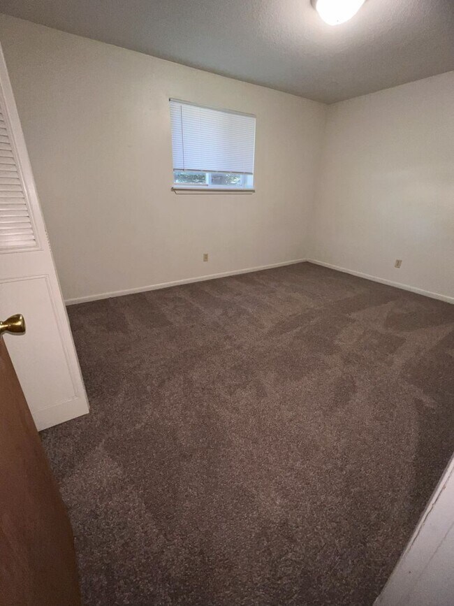 Building Photo - 2 Bedroom 1 Bathroom Garden Apartment Available