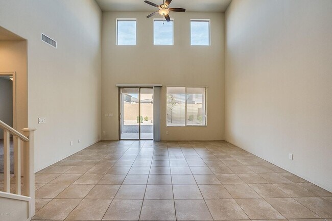 Building Photo - Charming 4-bed, 3.5 bath home with full SOLAR at Trailside community on Happy Valley in North Peoria