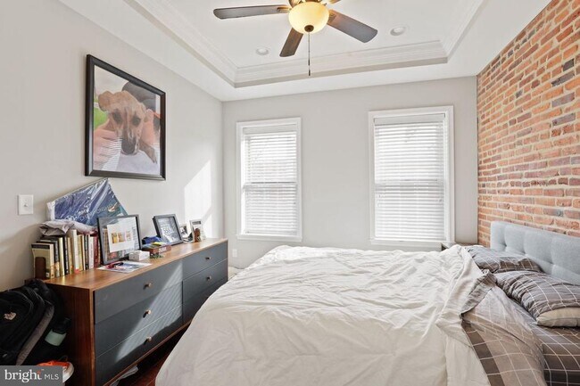 Building Photo - 632 S Decker Ave