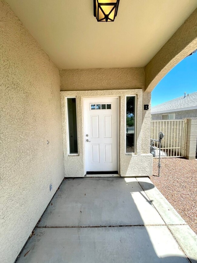 Building Photo - Great 3 Bedroom Duplex near the Kingman Hospital!