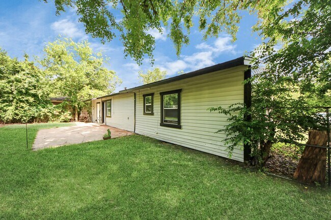 Building Photo - 5738 Kenilwood Dr