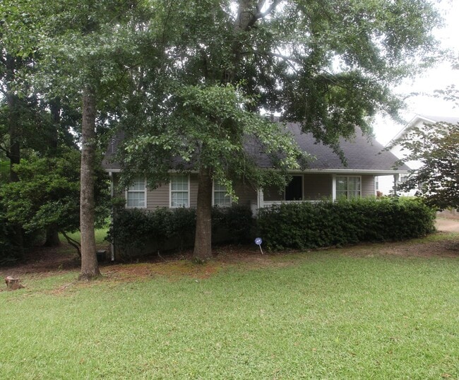 Building Photo - 3 Bedroom/ 2 Bathroom Home!