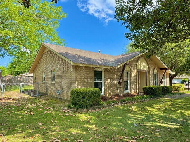 Building Photo - 2311 Cottingham Dr