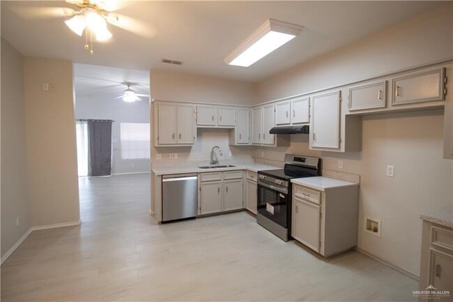 Building Photo - 16 E Martin Ave