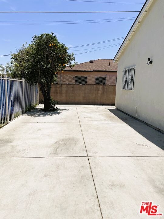 Building Photo - 1106 W 91st St