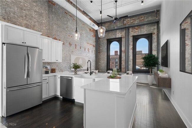 Building Photo - 1277 W 6th St