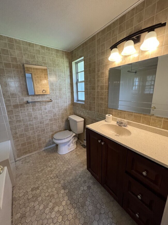 Building Photo - ** Single Family Home - Port Charlotte - 2 Bed / 2 Bath Plus Den/Bonus Room - Annual Rental - $1,...