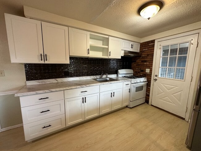 Building Photo - 881 Moyer Ave