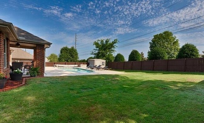 Building Photo - 2805 Slate Dr SW