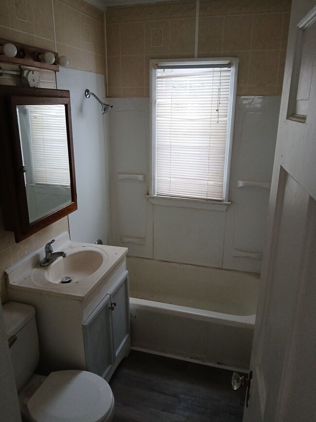 Building Photo - 426 Howard Ave