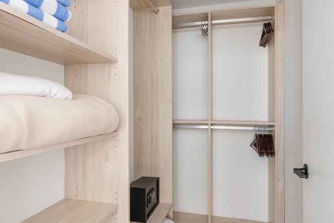 Building Photo - 225 N Miami Ave