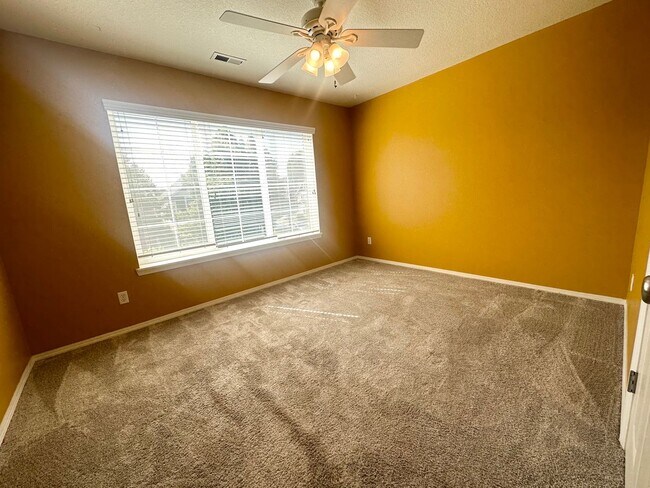 Building Photo - 3 Bedroom Beaverton Home with A/C!