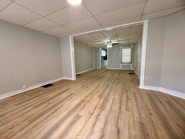 Building Photo - 2 Bedroom 1.5 Bathroom w/Bonus Room in York!