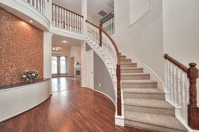 Building Photo - 1007 Riverchase Dr