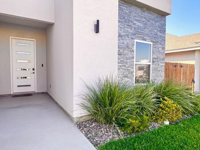 Building Photo - 1426 Los Estribos Dr