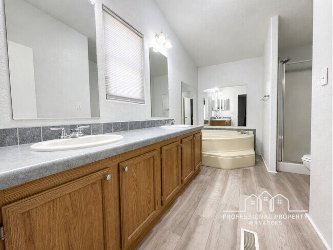 Building Photo - 3-bedroom, 2-bathroom home in West Wellton