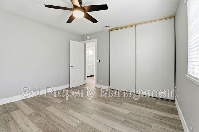 Building Photo - 15120 Venetian Way