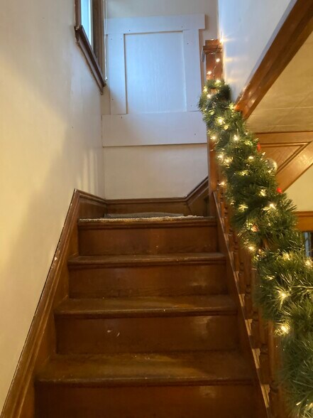 Building Photo - 342 Elm St