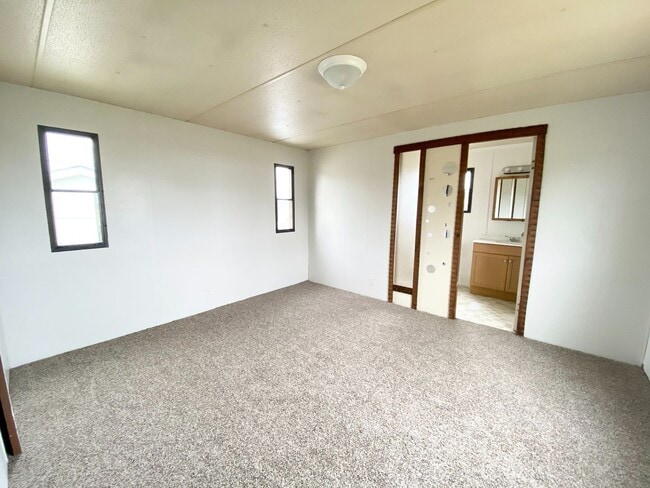 Building Photo - 784 S Sandy Hook Rd