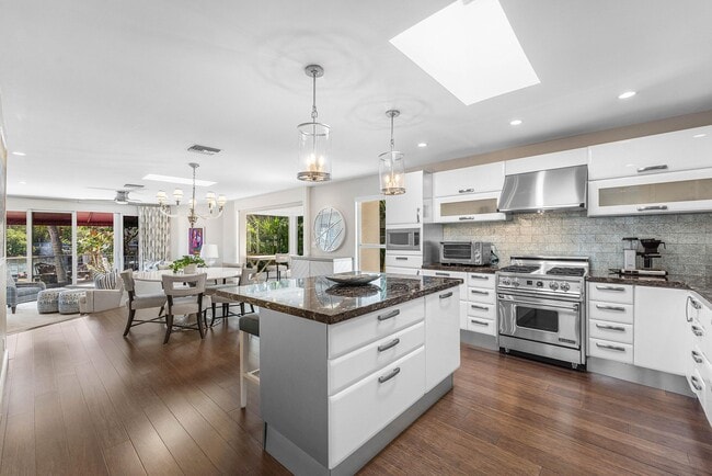 Building Photo - 811 Palm Trail