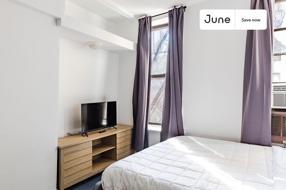 Building Photo - 324 1/2 East 8 Street