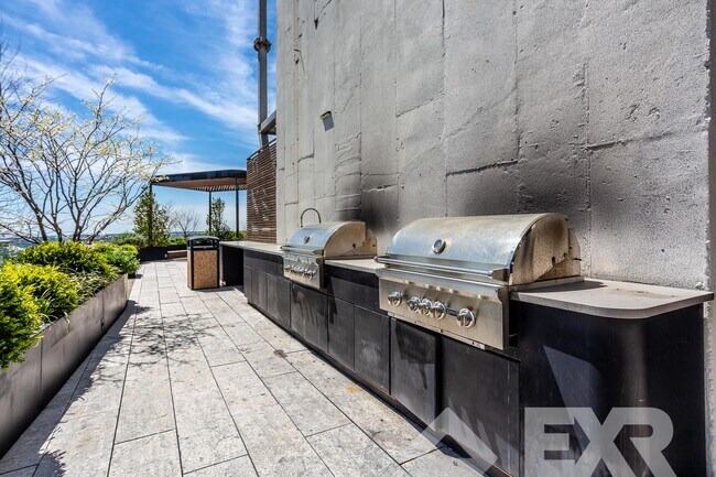 Building Photo - 436 Albee Square W