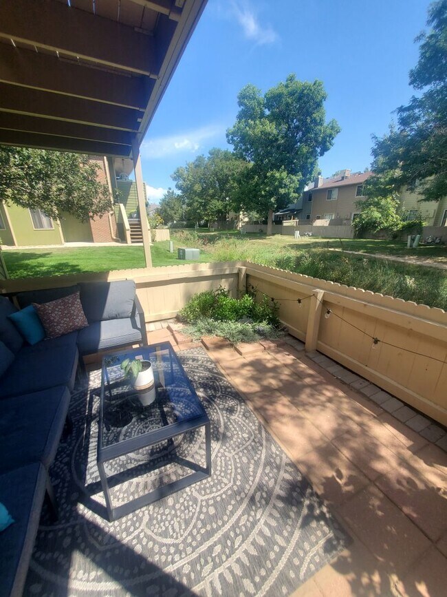 Building Photo - Updated and Spacious 1 Bedroom with Attached Garage!