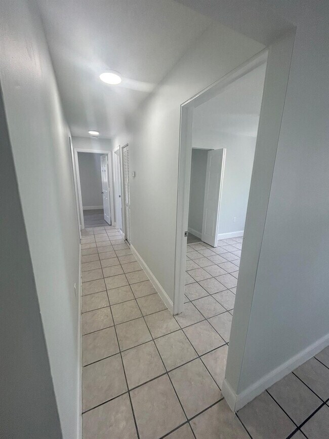 Building Photo - 6601 SW 46th St