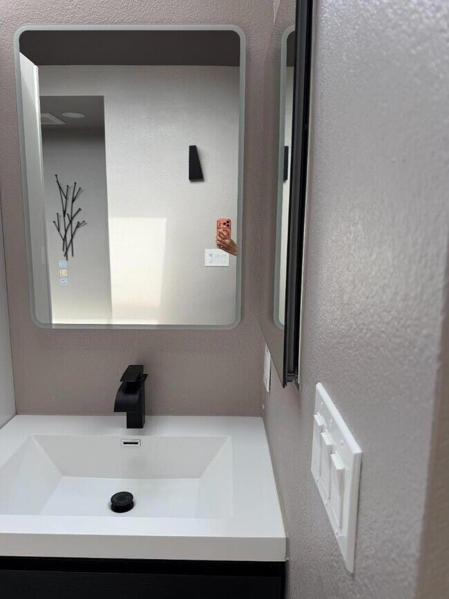 Building Photo - 5572 Tan Oak Dr