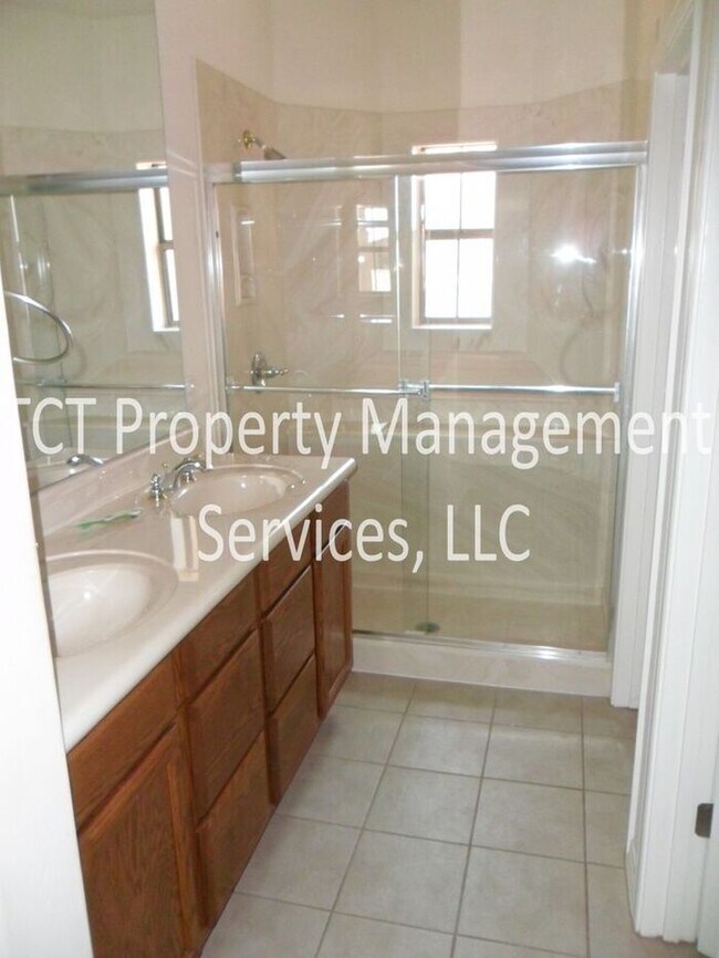 Building Photo - Luxury Condo in Resort Style Community!