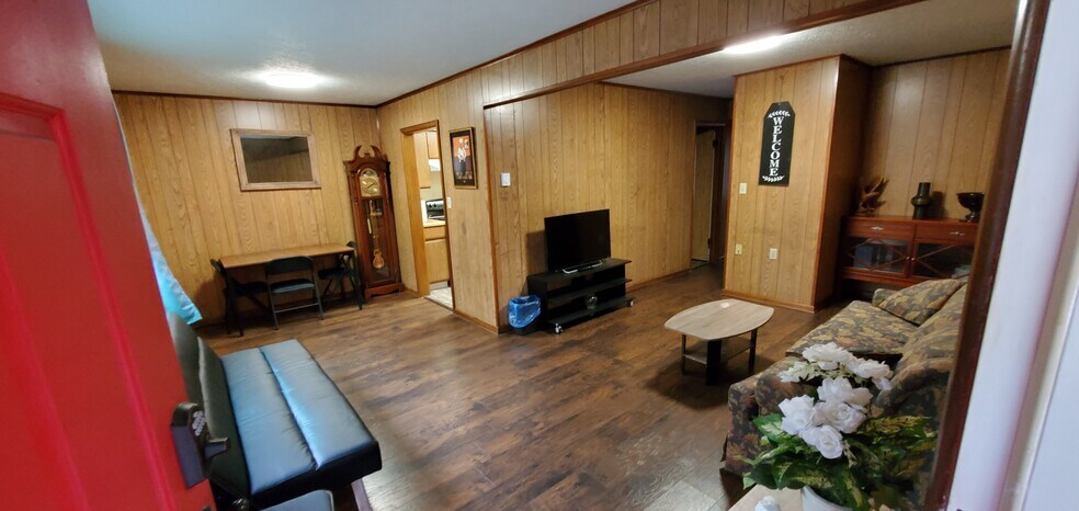 spacious living room - 925 College Ave