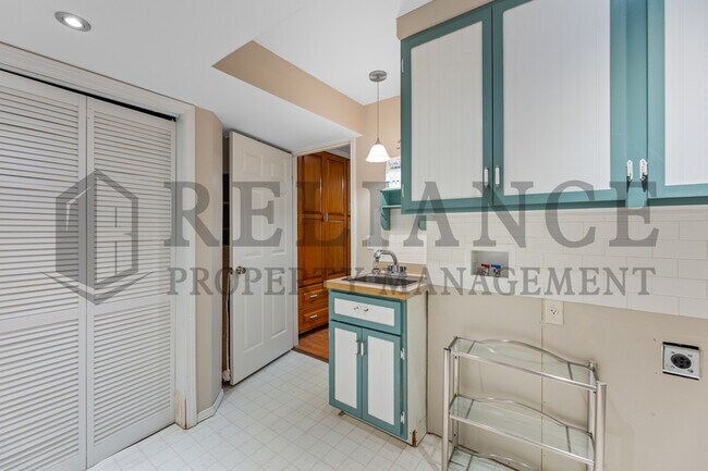 Building Photo - 13806 W Alderny St