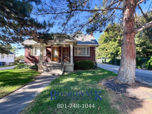Building Photo - 2247 E Lambourne Ave