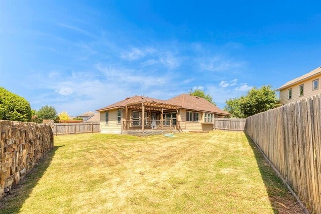Building Photo - 105 Rock Bluff Ln