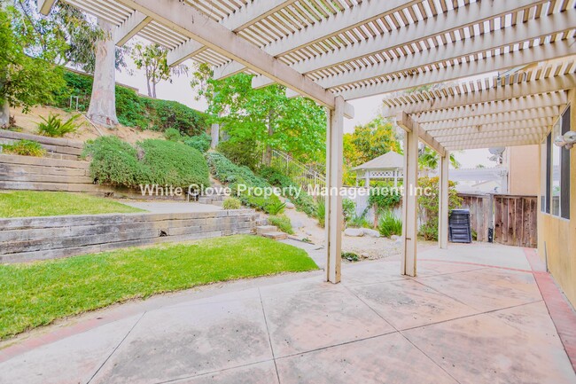 Building Photo - 4 Bedroom in Fullerton's Somerset Gated Co...