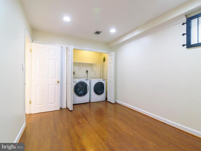 Building Photo - 3075 Sunset Ln