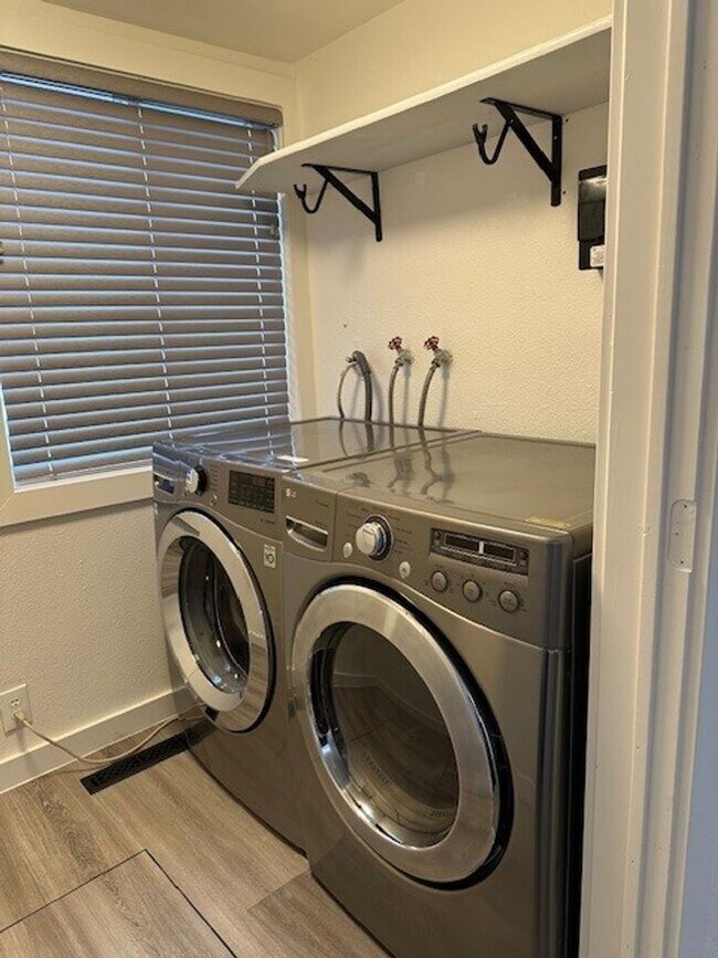 Building Photo - MOVE IN SPECIAL! | PAY HALF MONTHS RENT FOR THE HOLIDAYS! |LAUNDRY IN UNIT!!!NEWLY REMODELED | Si...