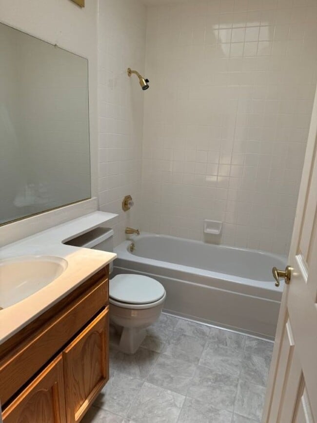 Building Photo - Modern 4 Bedroom 3 Car Garage Dixon *Star ...