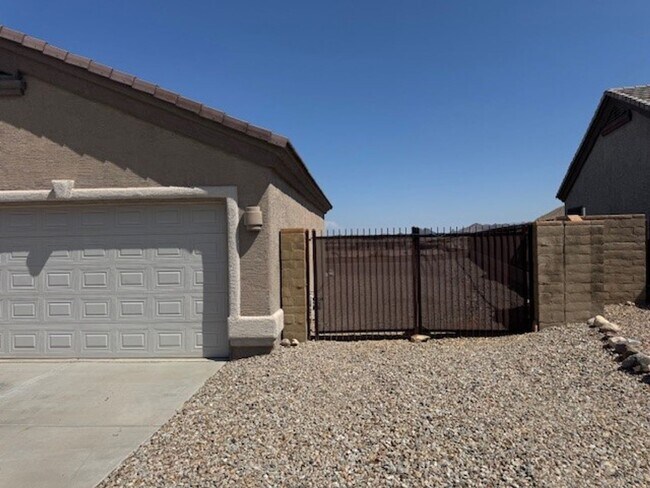 Building Photo - 3 Bedroom Exec Home Bullhead Parkway close...